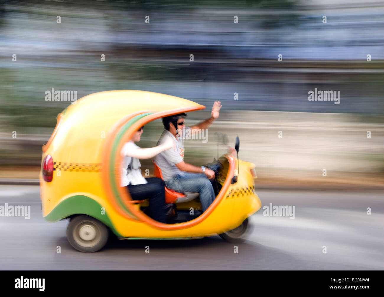 Buggy giallo taxi, Havana, Cuba, West Indies, America Centrale Foto Stock