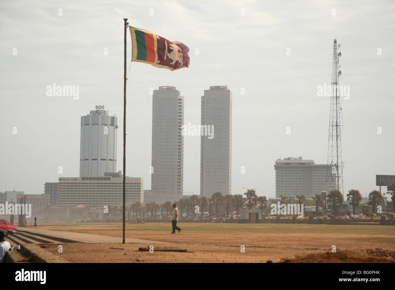 La bandiera dello Sri Lanka vola sopra Galle Face Green in Colombo. Lo Sri Lanka. Gli edifici del quartiere centrale degli affari può essere visto Foto Stock