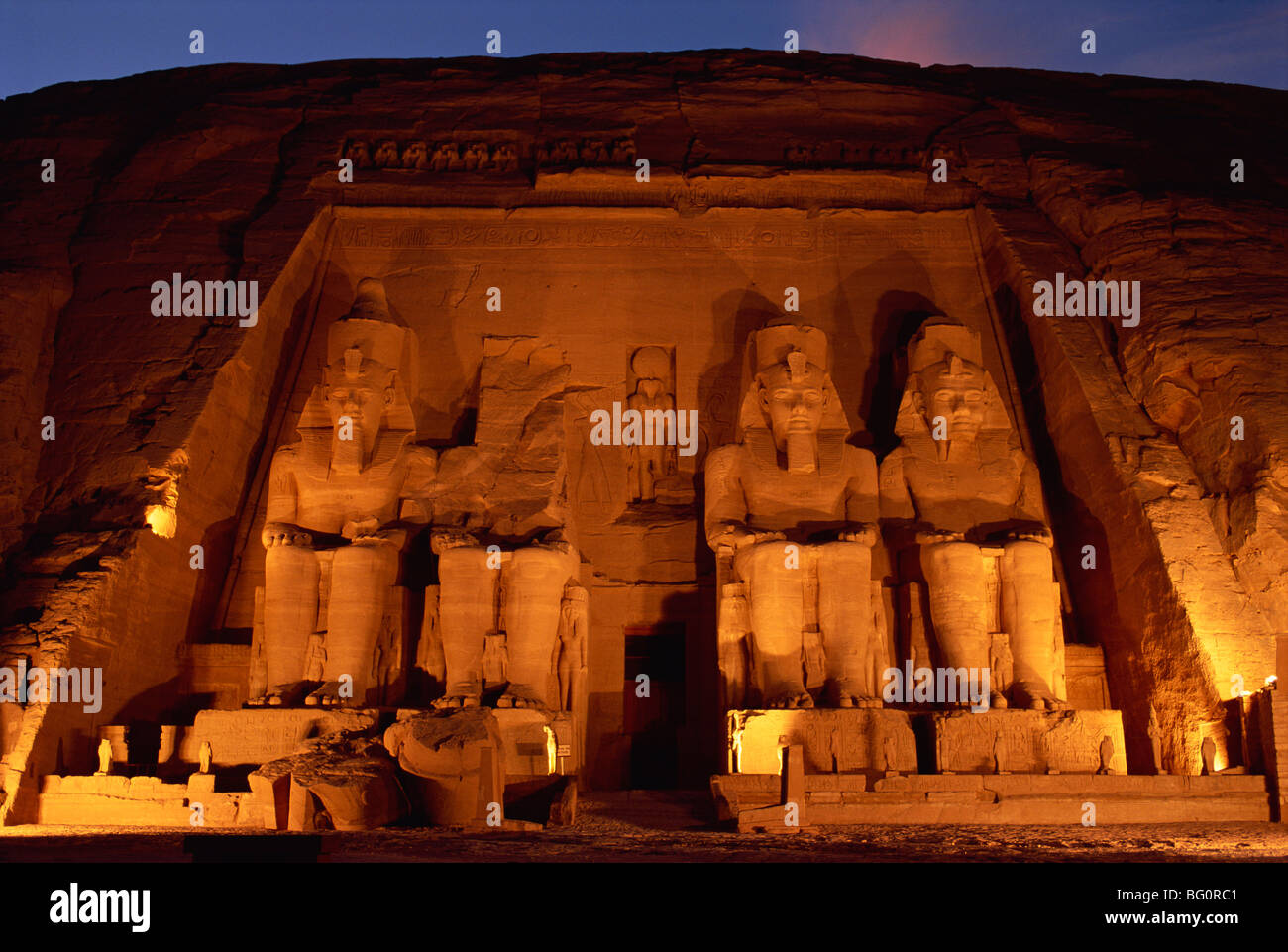 Colossi di Ramses II, illuminato, il grande tempio di Ramses II, Abu Simbel, Sito Patrimonio Mondiale dell'UNESCO, Egitto, Africa Settentrionale, Africa Foto Stock
