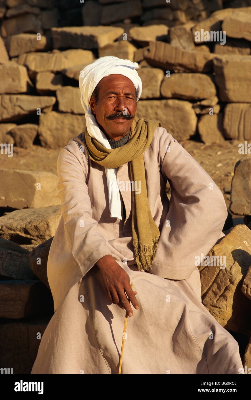 Ritratto di un uomo con i baffi guardando come Dalí cugino egiziano, Luxor, Egitto, Africa Settentrionale, Africa Foto Stock