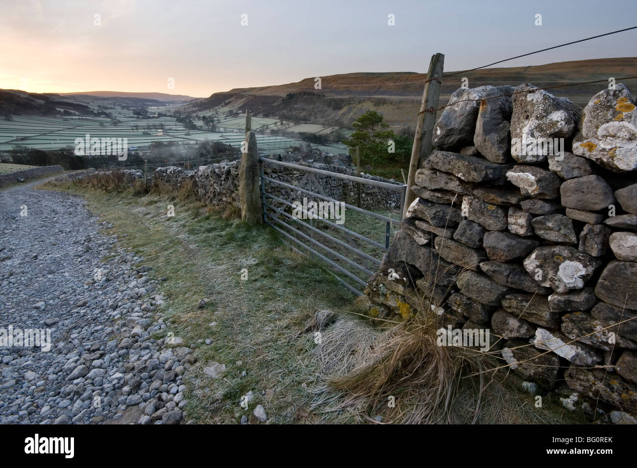 Alba a Kettlewell in alto Wharfedale, Yorkshire Dales National Park, North Yorkshire, Regno Unito Foto Stock
