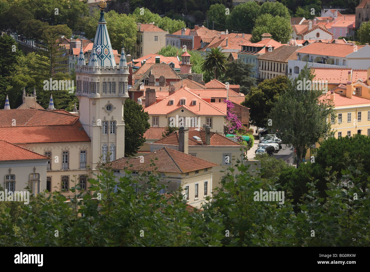 Il Municipio sulla sinistra, Sintra, Sito Patrimonio Mondiale dell'UNESCO, Portogallo, Europa Foto Stock