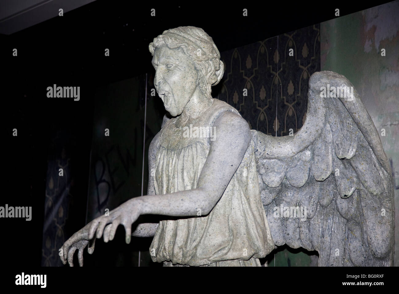 Statua di pietra angelo piangente immagini e fotografie stock ad alta ...