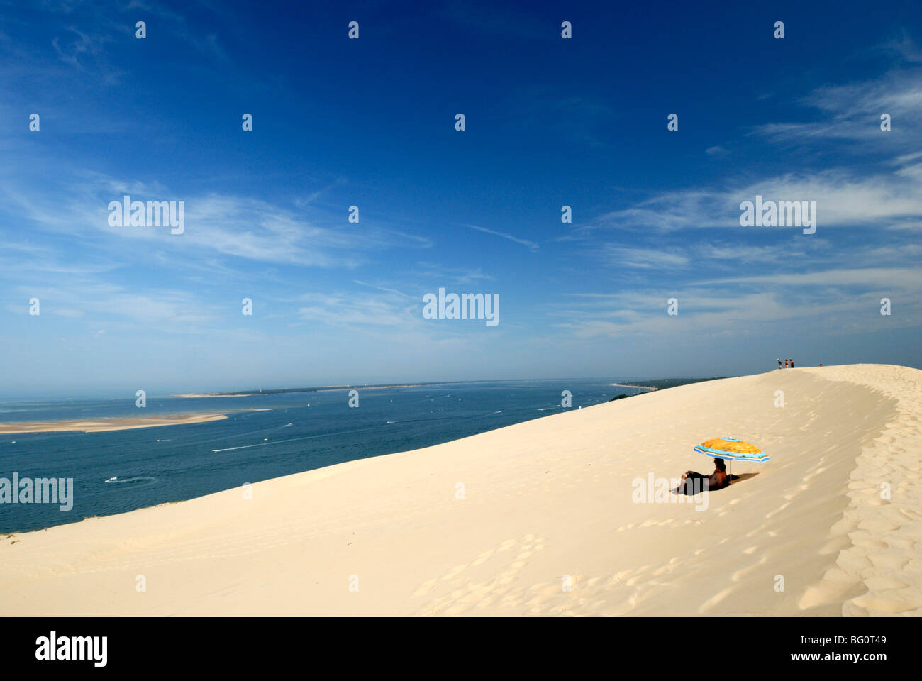 Turisti sotto un ombrellone sulle Dune du Pyla, dune di sabbia più grande in Europa, la baia di Arcachon, Cote d'Argent, Gironde, Aquitaine, Francia Foto Stock