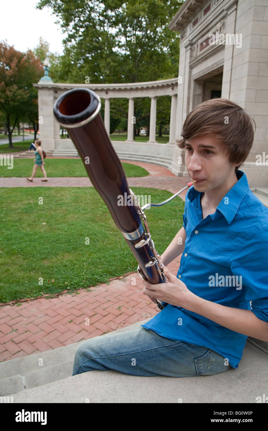 Oberlin, Ohio - studente di musica Coufal Wade gioca il suo fagotto sul campus dell'Oberlin College. Foto Stock