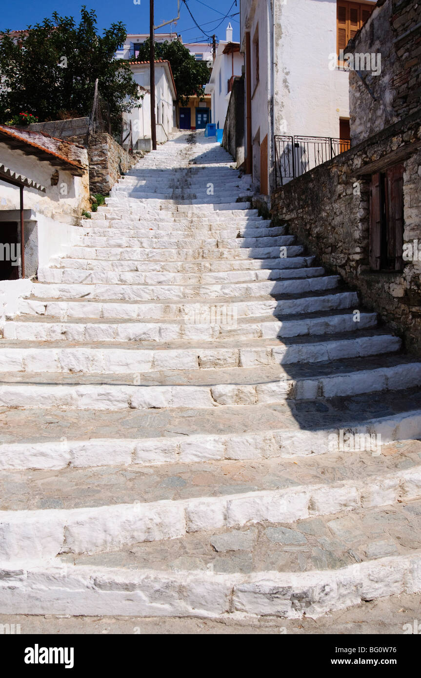 Città sulla collina di Glossa, Skopelos, Isole Sporadi, isole greche, Grecia, Europa Foto Stock