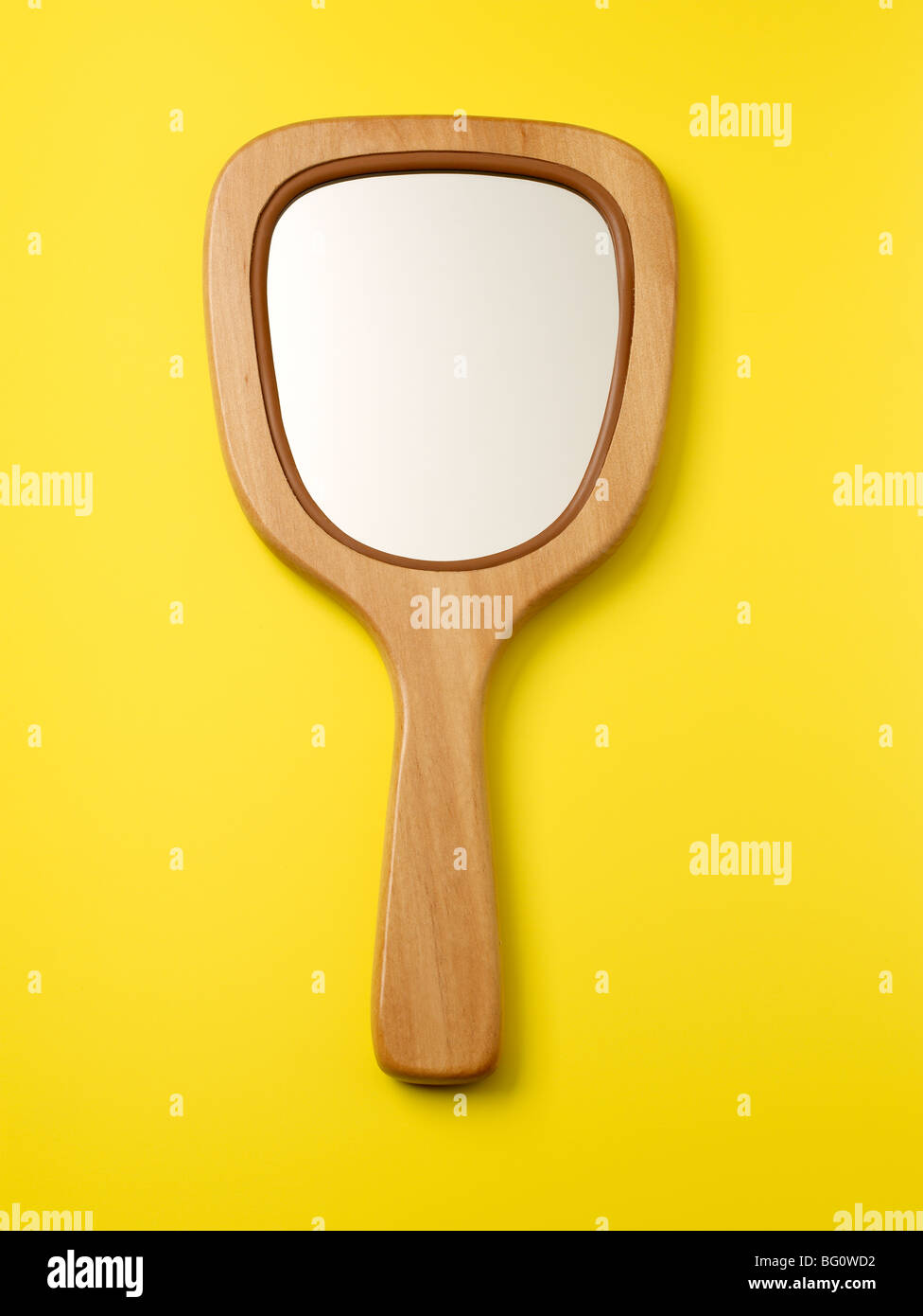 Con cornice in legno tenuto in mano lo specchio Foto Stock