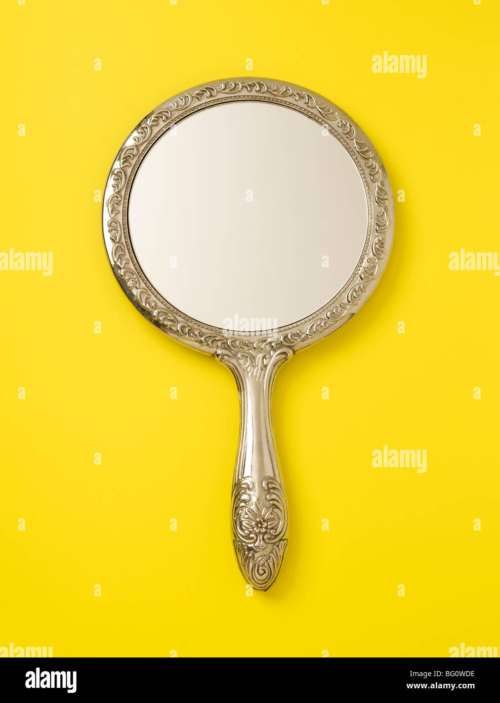 Argento incorniciata tenuto in mano lo specchio Foto Stock