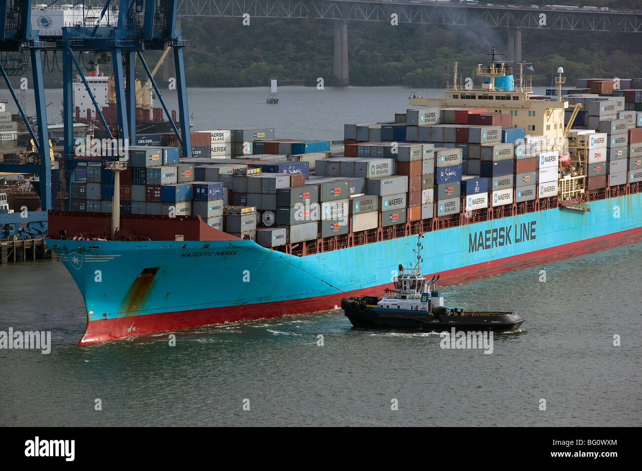 Vista aerea sopra rimorchiatore tirando Maersk Line container porta Balboa Panama Foto Stock