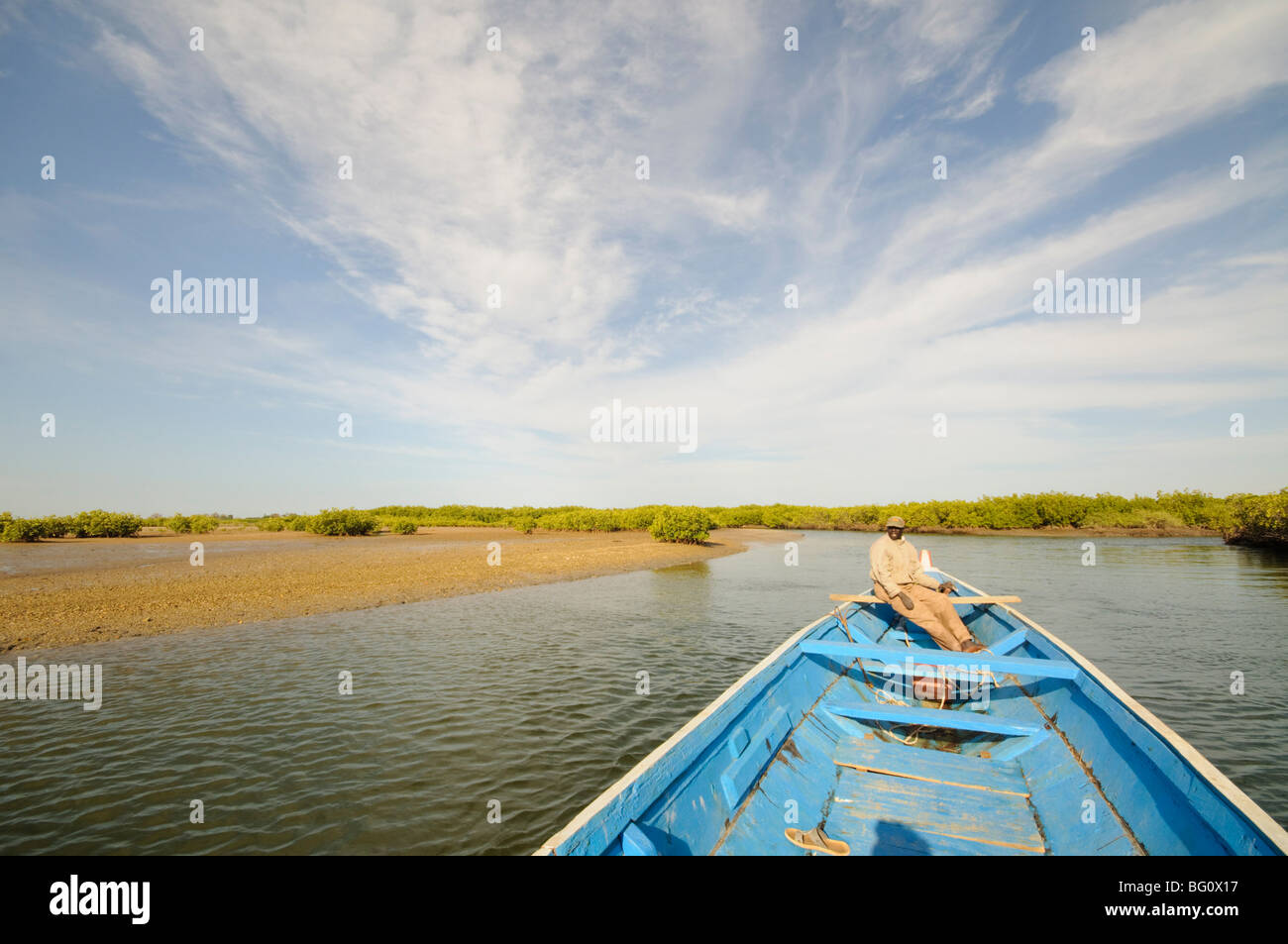 Piroga o la pesca in barca sulle lagune del Sine Saloum Delta, Senegal, Africa occidentale, Africa Foto Stock