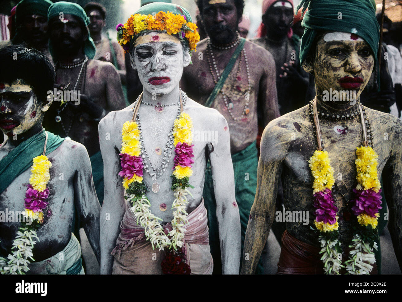 Un numero di giovani ragazzi hanno compiuto il pellegrinaggio a Palani e partecipano ad una processione attorno al Palani Murugan Temple e sono completamente che partecipano al festival di Thaipusam per onorare il Signore Subramaniam (noto anche come Signore Murga), il figlio di Shiva. Anche se sono giovani, essi, come migliaia di indù sono venuti a chiedere la penitenza e assoluzione per i peccati passati e mostrare gratitudine a Dio per le benedizioni durante l'anno. Foto Stock