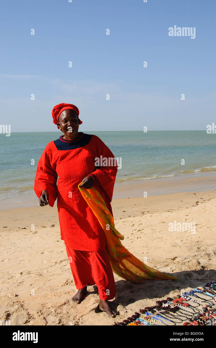 Hawker sulla spiaggia di Saly, Senegal, Africa occidentale, Africa Foto Stock