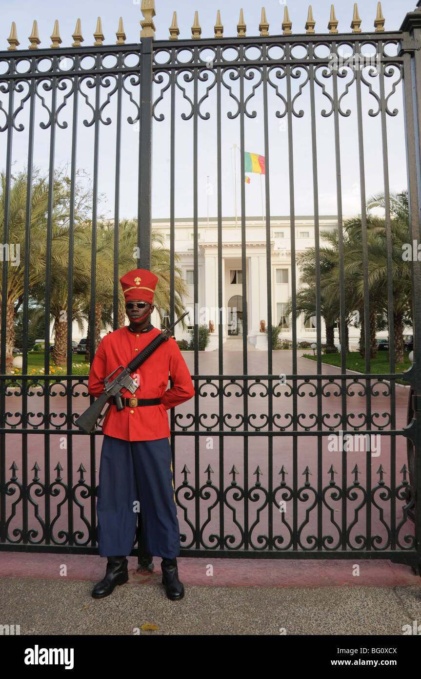 Guardia al palazzo presidenziale, Dakar, Senegal, Africa occidentale, Africa Foto Stock