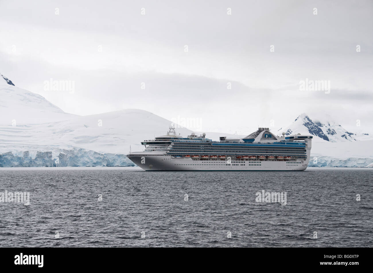 Nave che naviga nelle acque intorno alla penisola antartica, Antartide, regioni polari Foto Stock