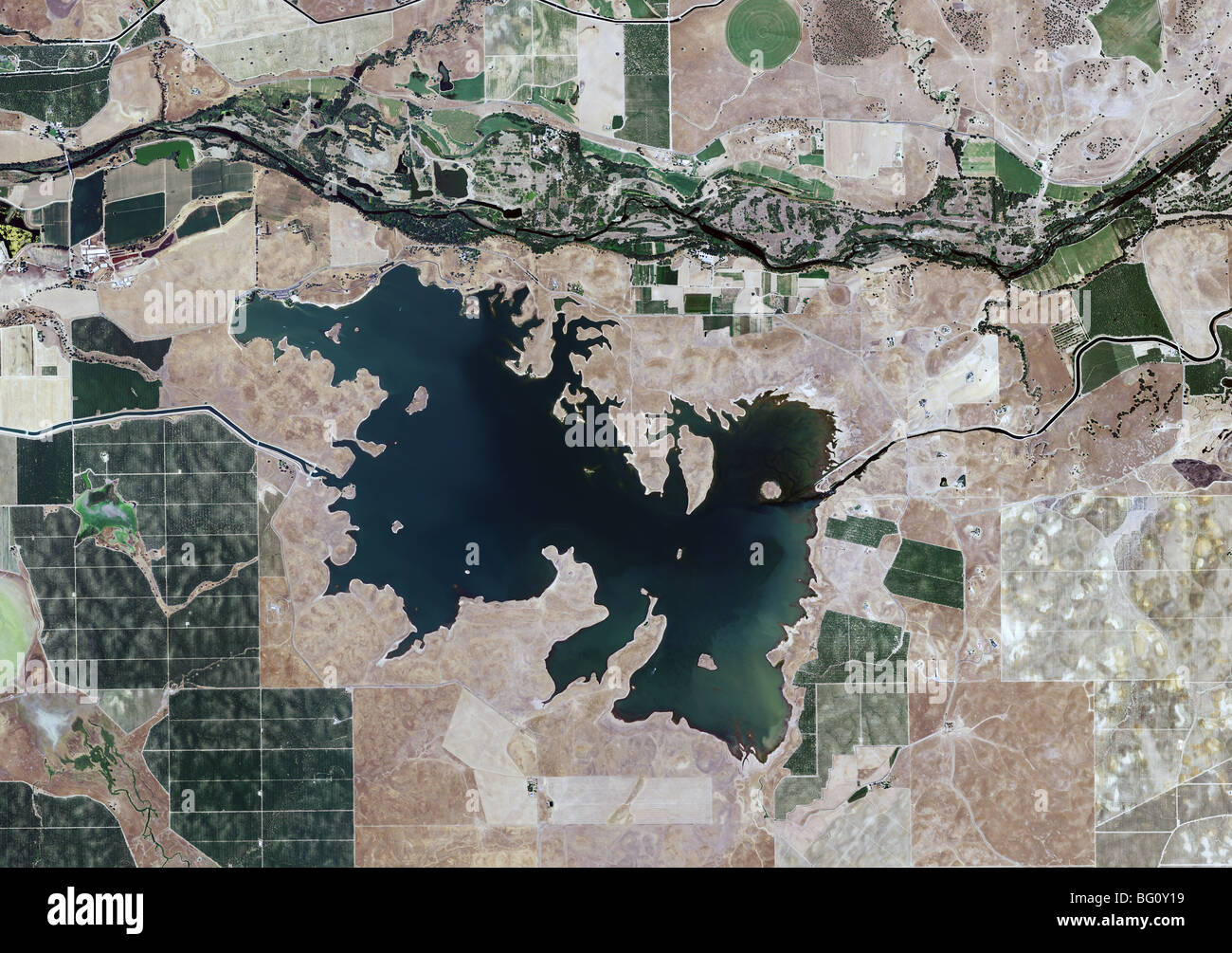 Vista aerea Turlock laghetto alimentato da Turlock canale principale acquedotto Tuolumne fiume sopra Stanislao County in California Foto Stock