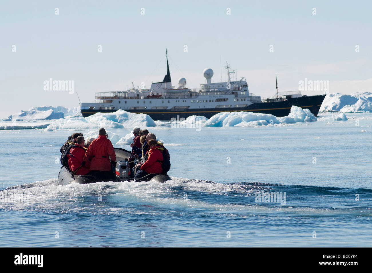 Zodiac traghettare i visitatori e da barca a Brown Bluff, Penisola Antartica, Antartide, regioni polari Foto Stock
