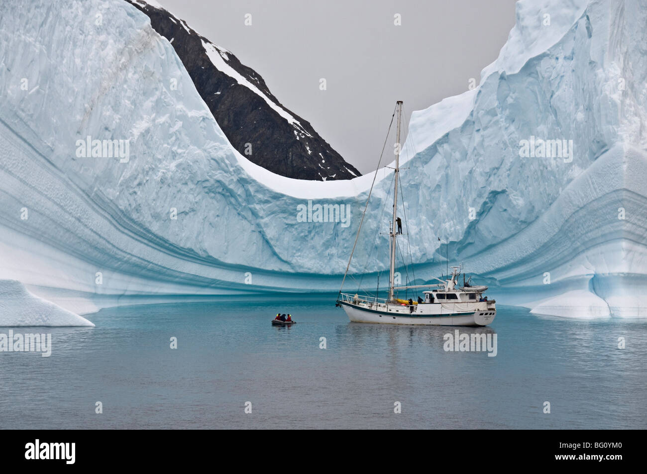 Yacht a vela e iceberg, Errera Channel, Penisola Antartica, Antartide, regioni polari Foto Stock