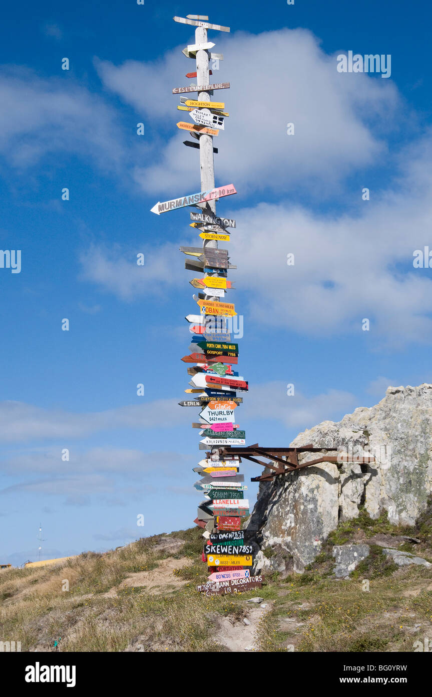 Cartelli con il chilometraggio di destinazioni del mondo realizzato in un totem, Port Stanley nelle isole Falkland, Sud America Foto Stock