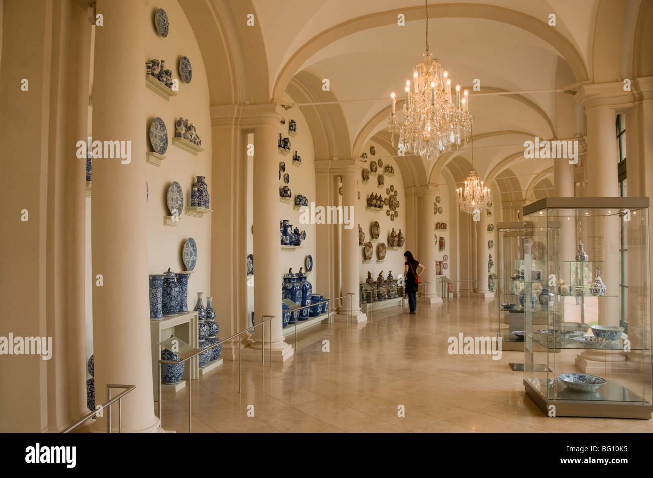 Famosa in tutto il mondo raccolta di porcellana in the Zwinger, Dresda, Sassonia, Germania, Europa Foto Stock