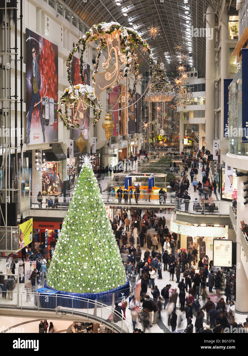 Swarovski albero di Natale a Toronto Eaton Centre durante la stagione di Natale. Toronto, Ontario, Canada. Foto Stock