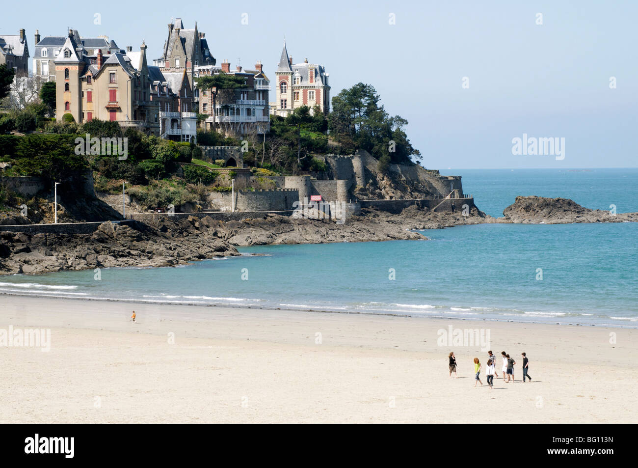 Plage de l'Ecluse (Ecluse spiaggia) e ville tipiche, Dinard, Brittany, Francia, Europa Foto Stock