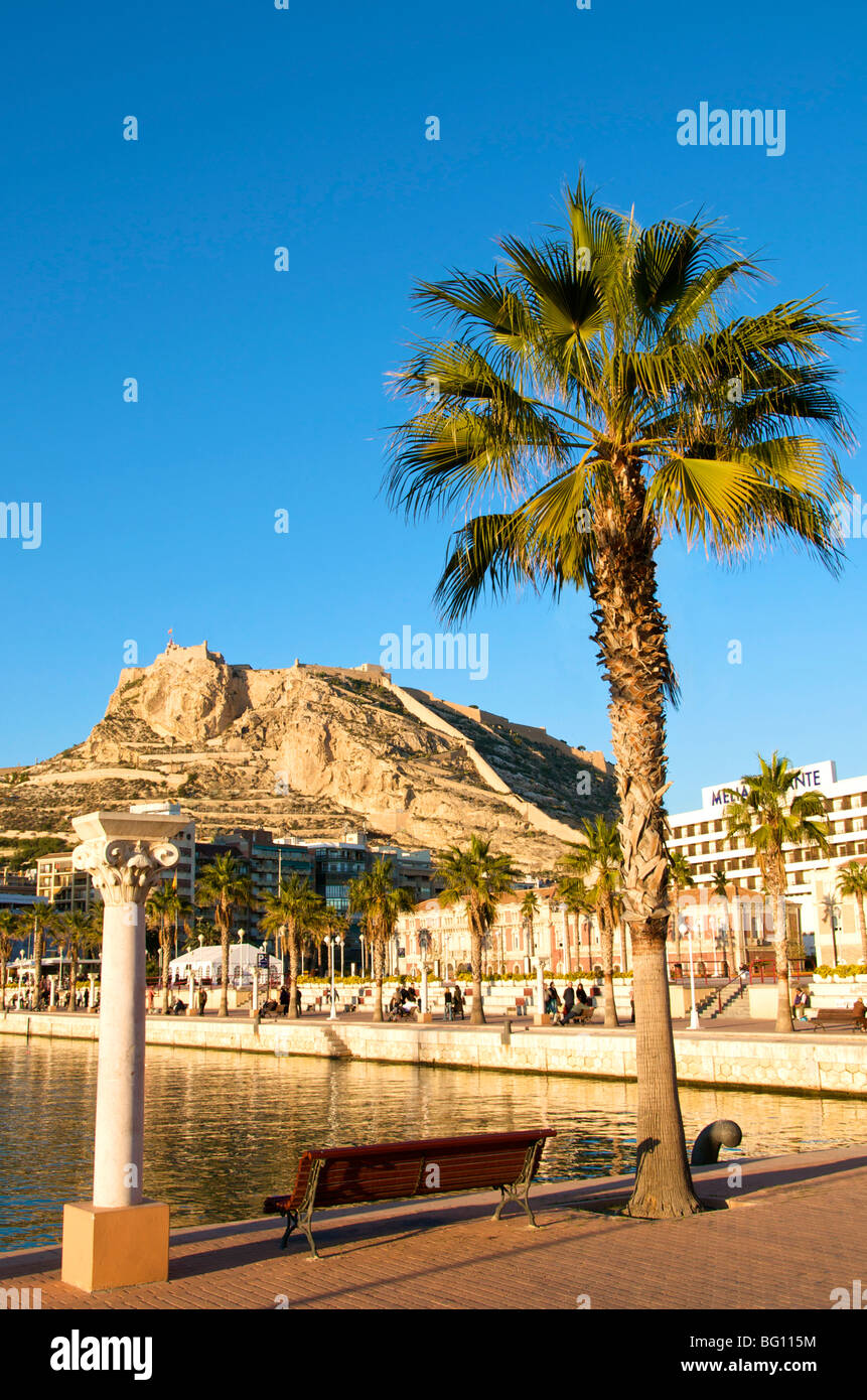 Castello di Santa Barbara visto dal porto di Alicante, provincia di Valencia, Spagna, Europa Foto Stock