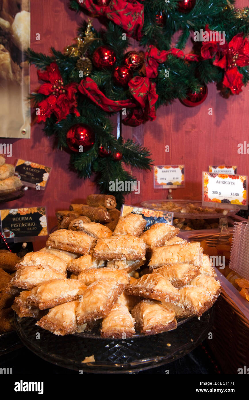 Regno Unito, Inghilterra, Manchester, Albert Square, Brazennose Street Market, continental torta baklava di stallo per la vendita Foto Stock