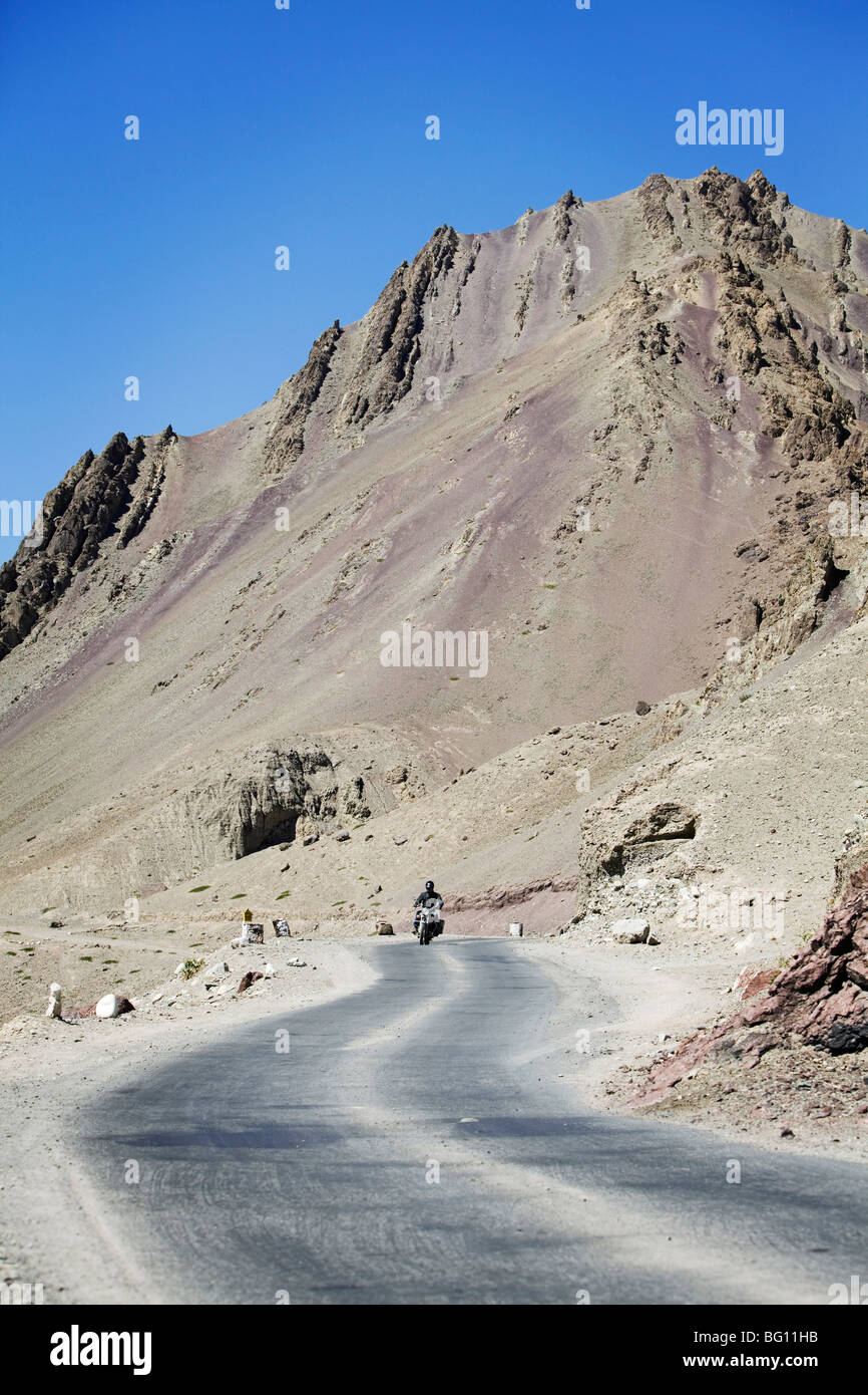 Royal Enfield moto in montagna himalayana, Ladakh, India. Foto Stock