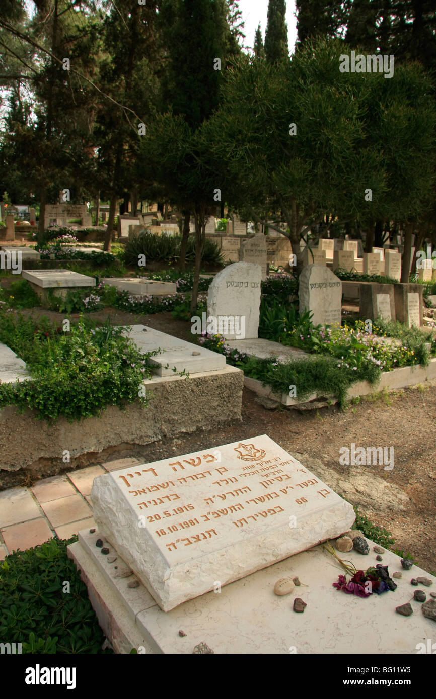 Israele, Jezreel Valley, Moshe Dayan la sua tomba nel cimitero di Nahalal Foto Stock