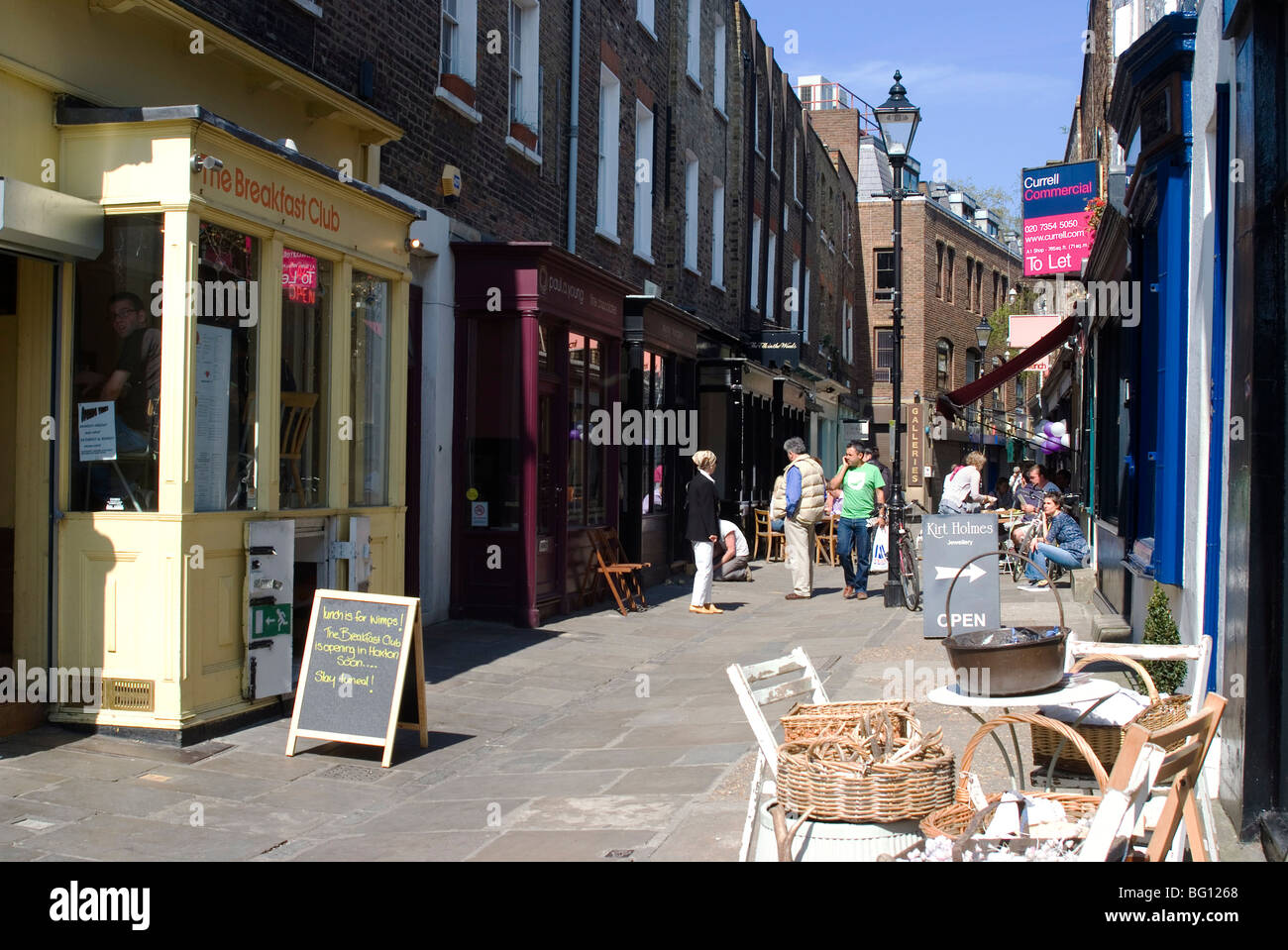 Camden Passage, noto per i suoi negozi di antiquariato, Islington, London, England, Regno Unito, Europa Foto Stock