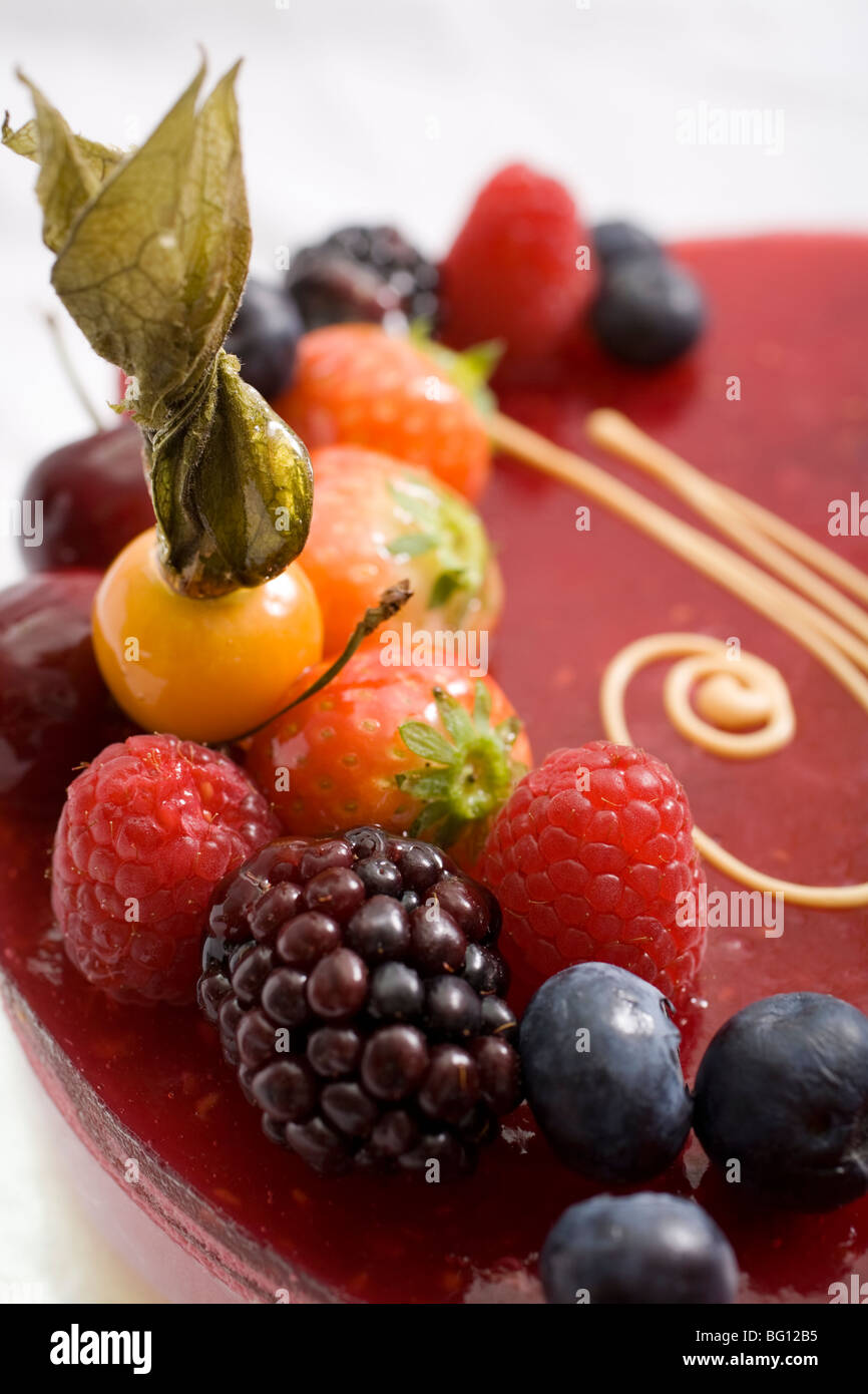 Deliziosi frutti sulla parte superiore di una torta di lusso. Foto Stock