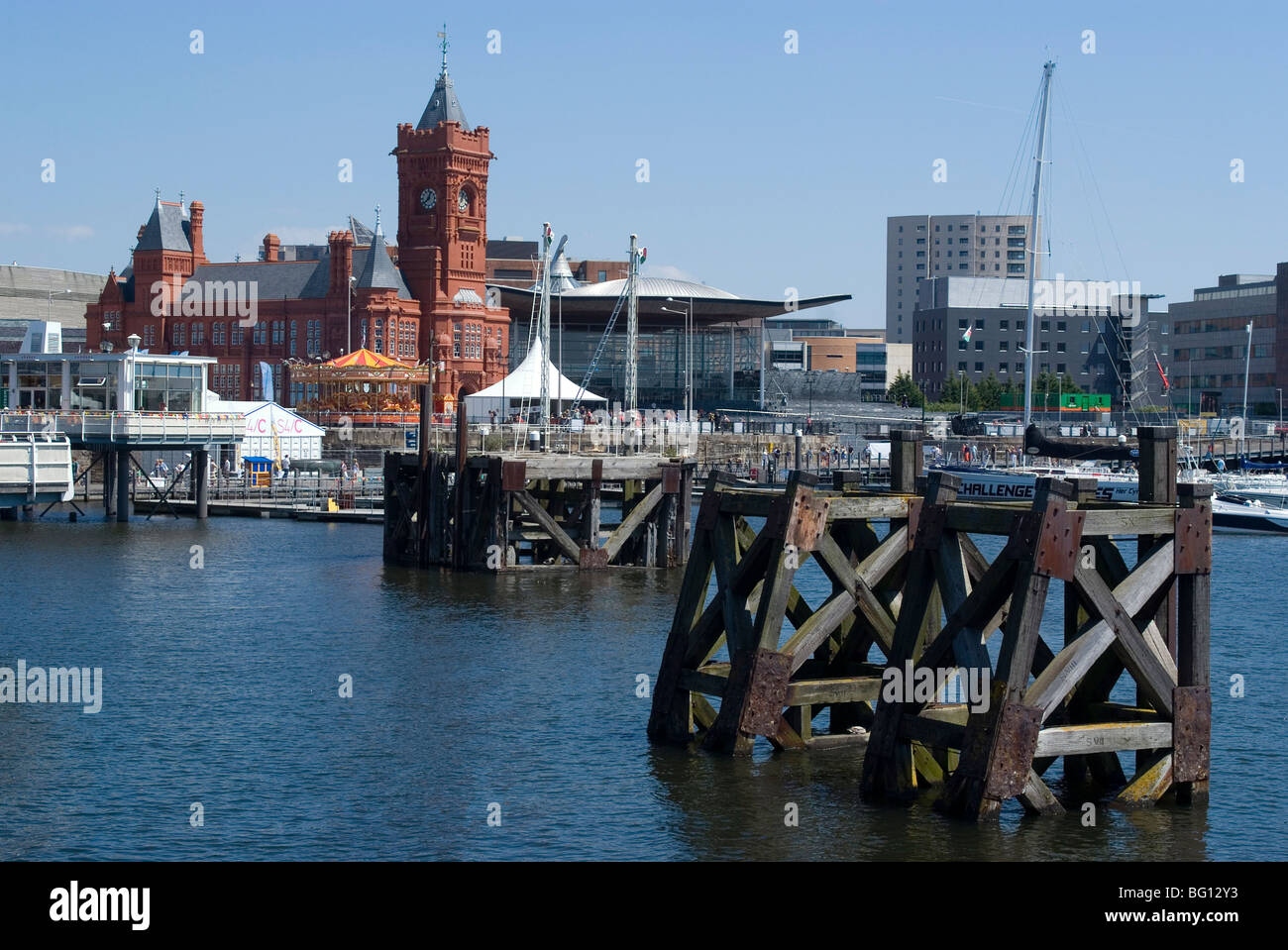 Vista di Mermaid Quay, Edificio Pierhead e Senedd (Senato), la Baia di Cardiff, Cardiff, Galles, Regno Unito, Europa Foto Stock