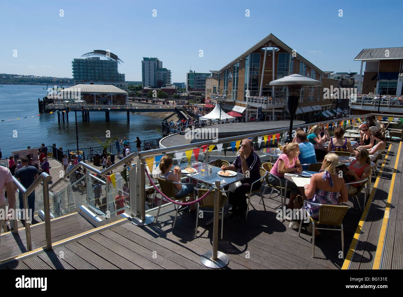Outdoor Cafe al Mermaid Quay, la Baia di Cardiff, Cardiff, Galles, Regno Unito, Europa Foto Stock