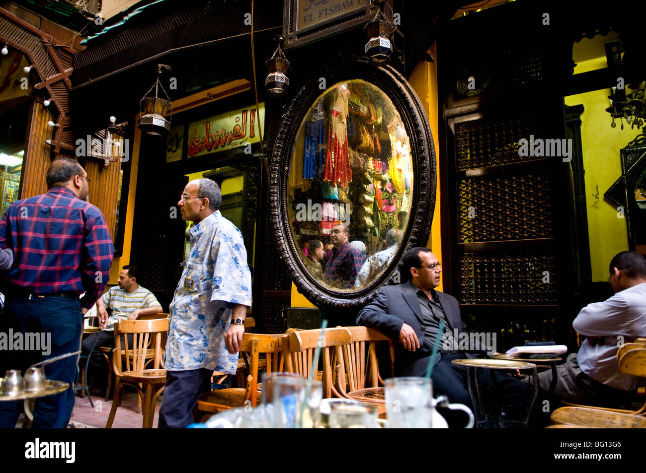 Il famoso El Fishawy cafe nel vecchio Bazaar di Khan el Khalili al Cairo. Foto Stock