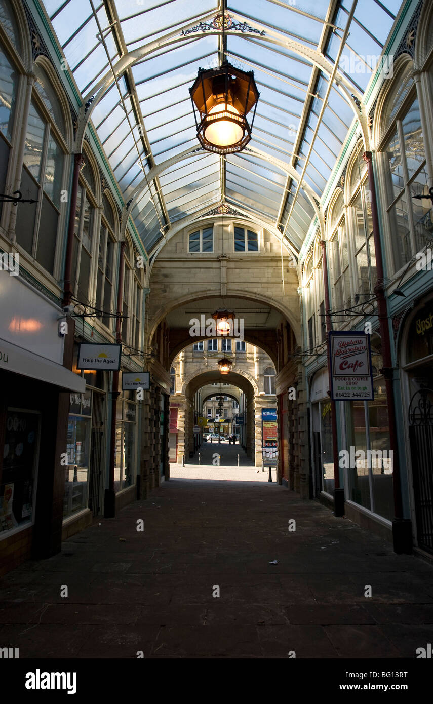 Victorian shopping arcade, Halifax Yorkshire Foto Stock