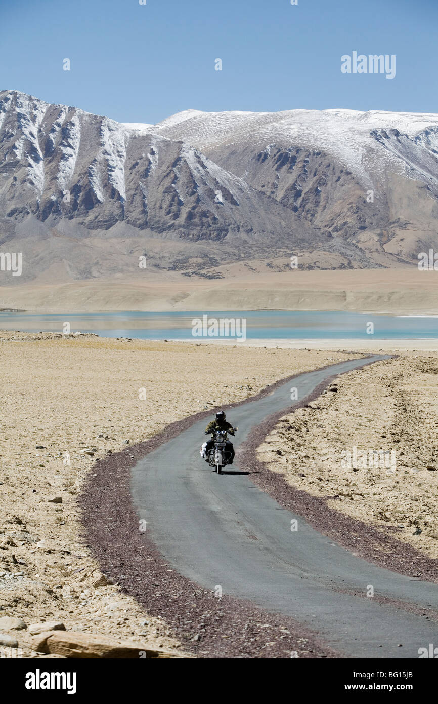 Royal Enfield moto in montagna himalayana, Ladakh, India. Foto Stock