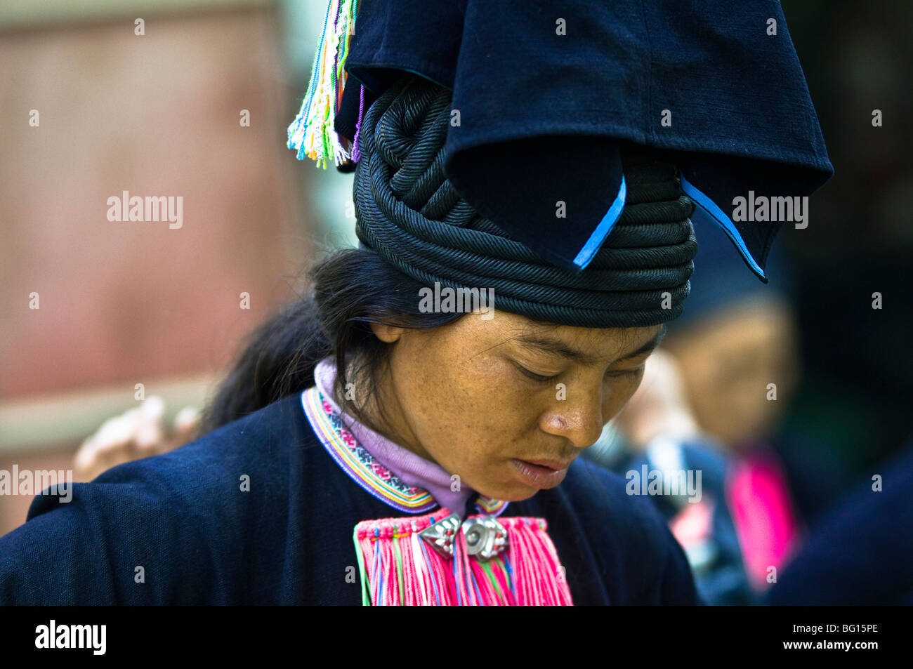 Yao donna nel mercato Laomeng. Foto Stock