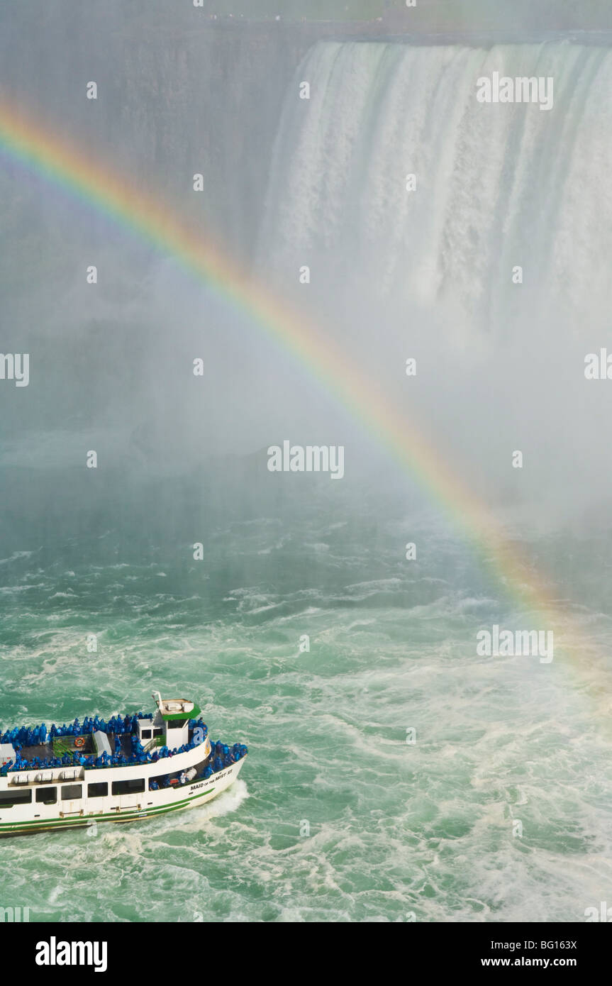 La Domestica della Foschia escursione barca sotto le cascate Horseshoe cascata di arcobaleno a Niagara Falls, Ontario, Canada Foto Stock