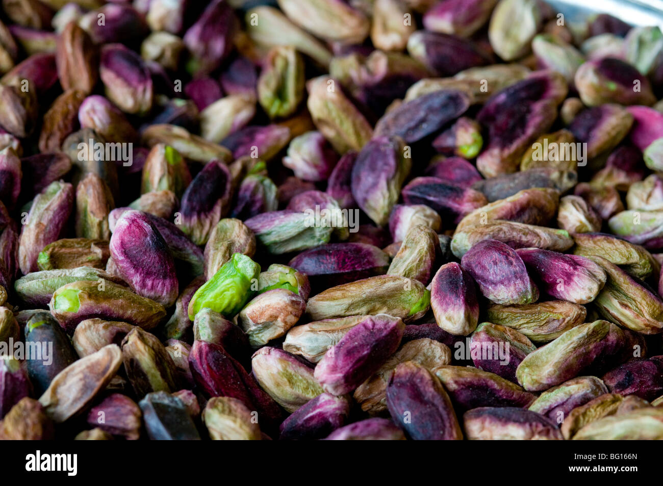 L'Italia, sicilia,Sgusciate i pistacchi Foto Stock