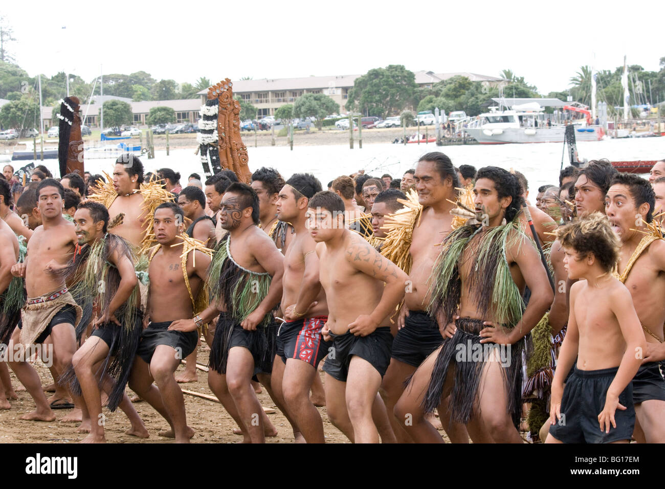 Maori maschi di danza haka sulla spiaggia di Waitangi sul Waitangi day Foto Stock