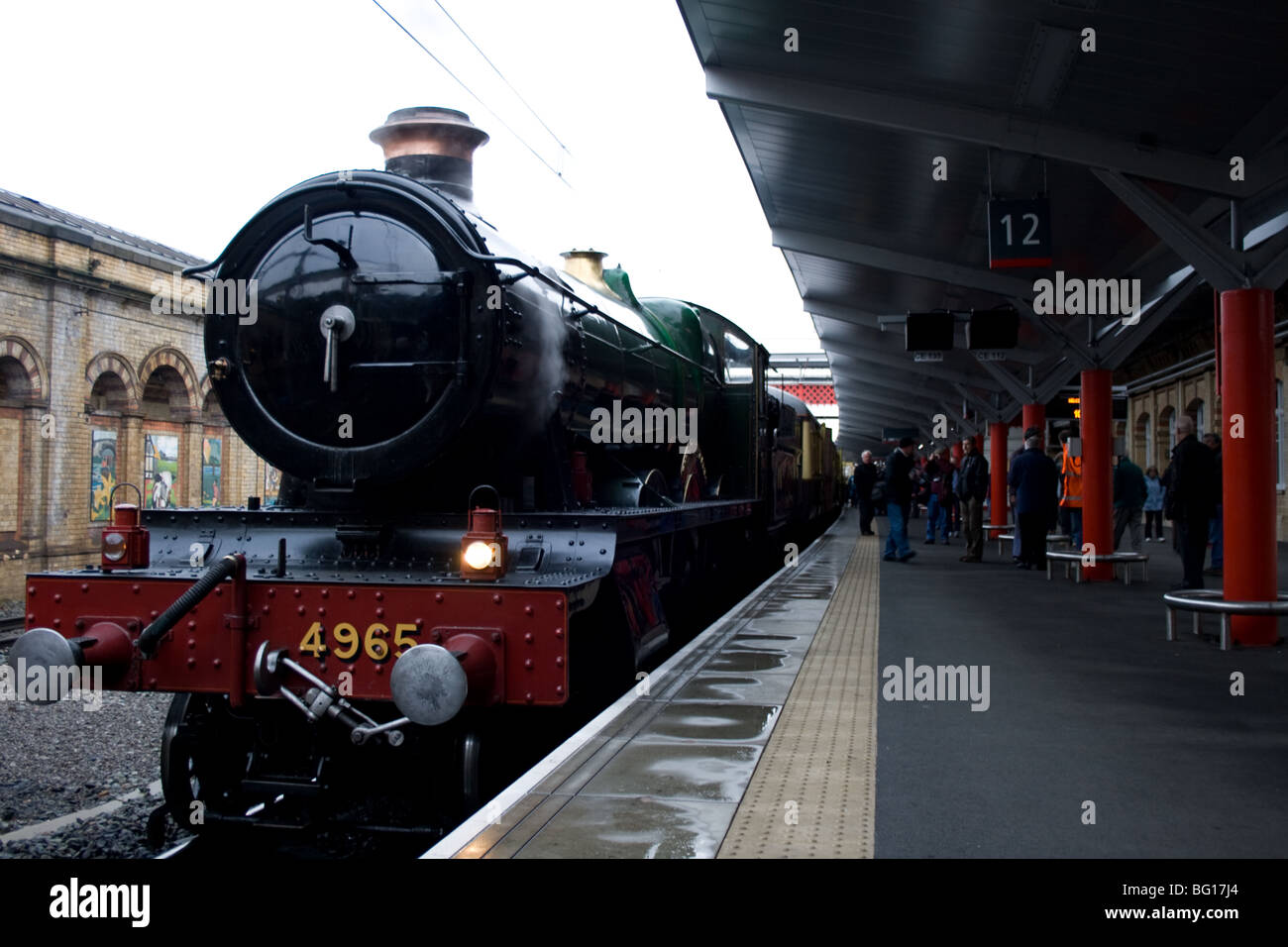 Great Western locomotiva a vapore "Rood Ashton Hall' prelevare i passeggeri a Crewe station Foto Stock