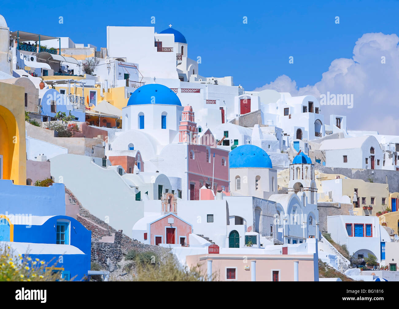 Chiese ortodosse e stucco case colorate, Oia - Santorini, Cicladi, isole greche, Grecia, Europa Foto Stock