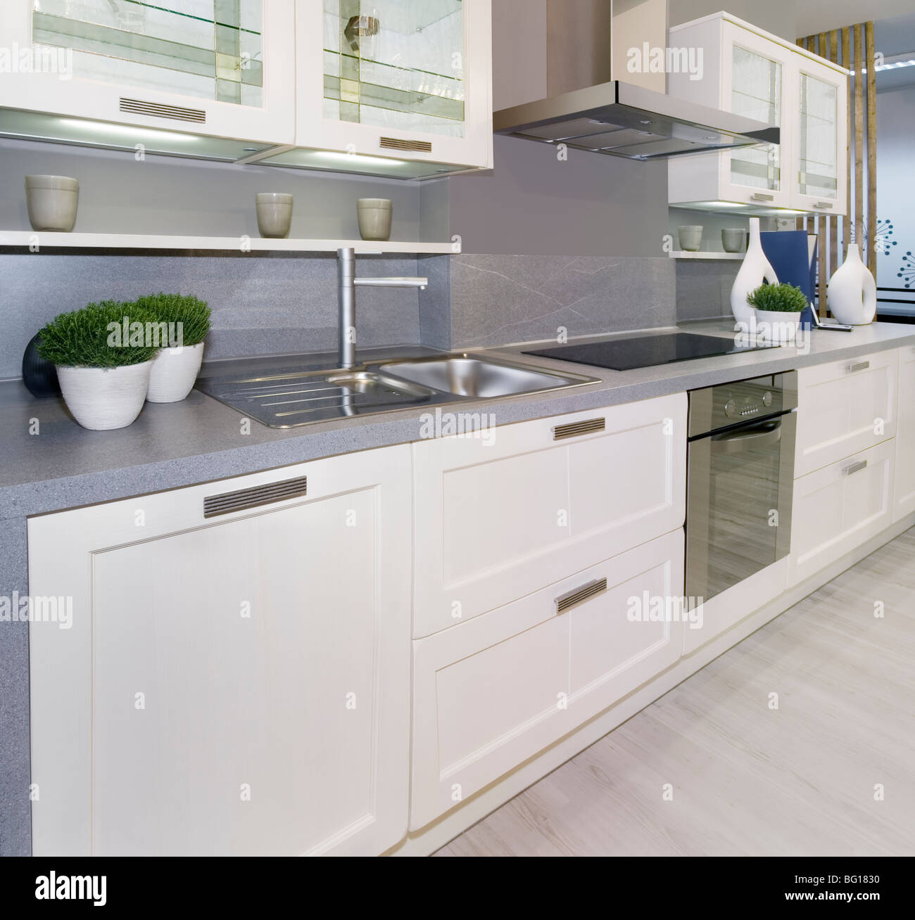 Telaio completo di semplice bianco cucina moderna Foto Stock