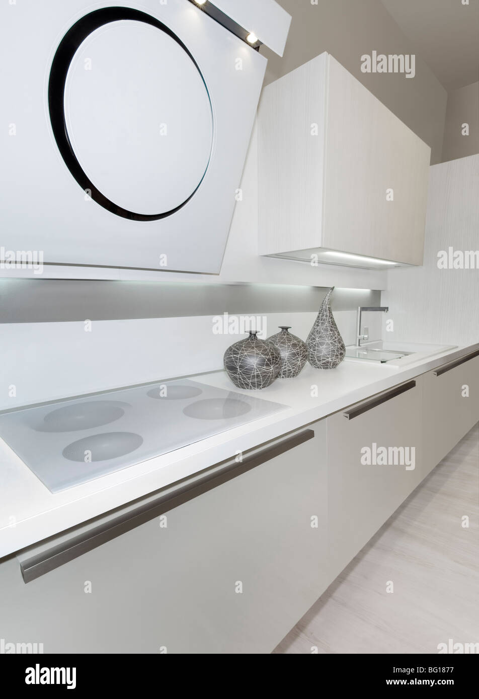 Telaio completo di semplice bianco cucina moderna Foto Stock