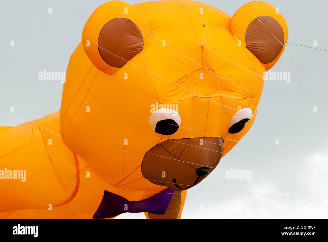 Grandi kite battenti a forma di orsetto di peluche giallo Foto Stock