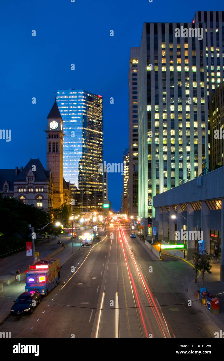 Il vecchio Municipio e Queen Street West di notte, Toronto, Canada Ontario, America del Nord Foto Stock