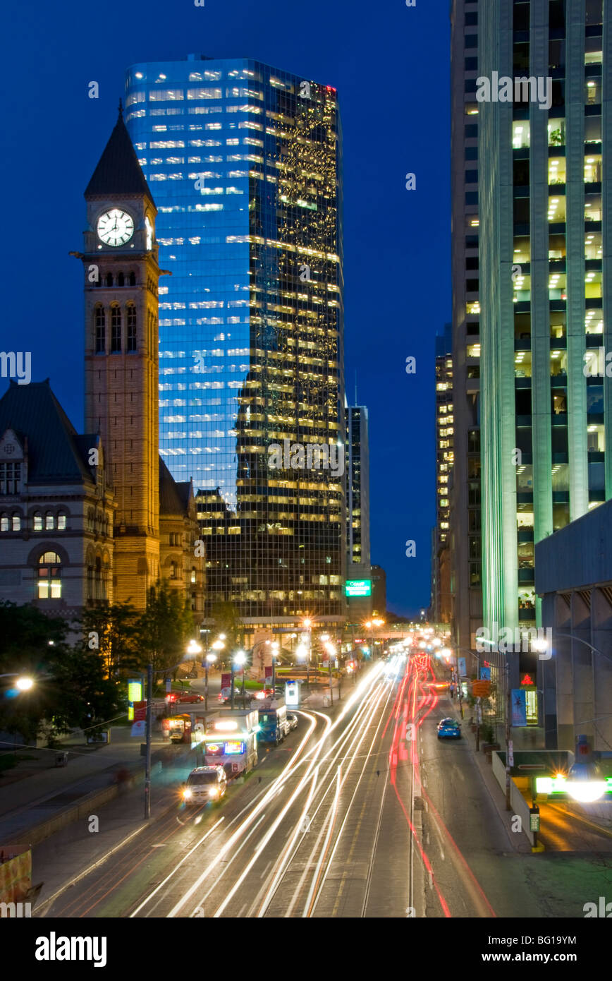 Il vecchio Municipio e Queen Street West di notte, Toronto, Canada Ontario, America del Nord Foto Stock