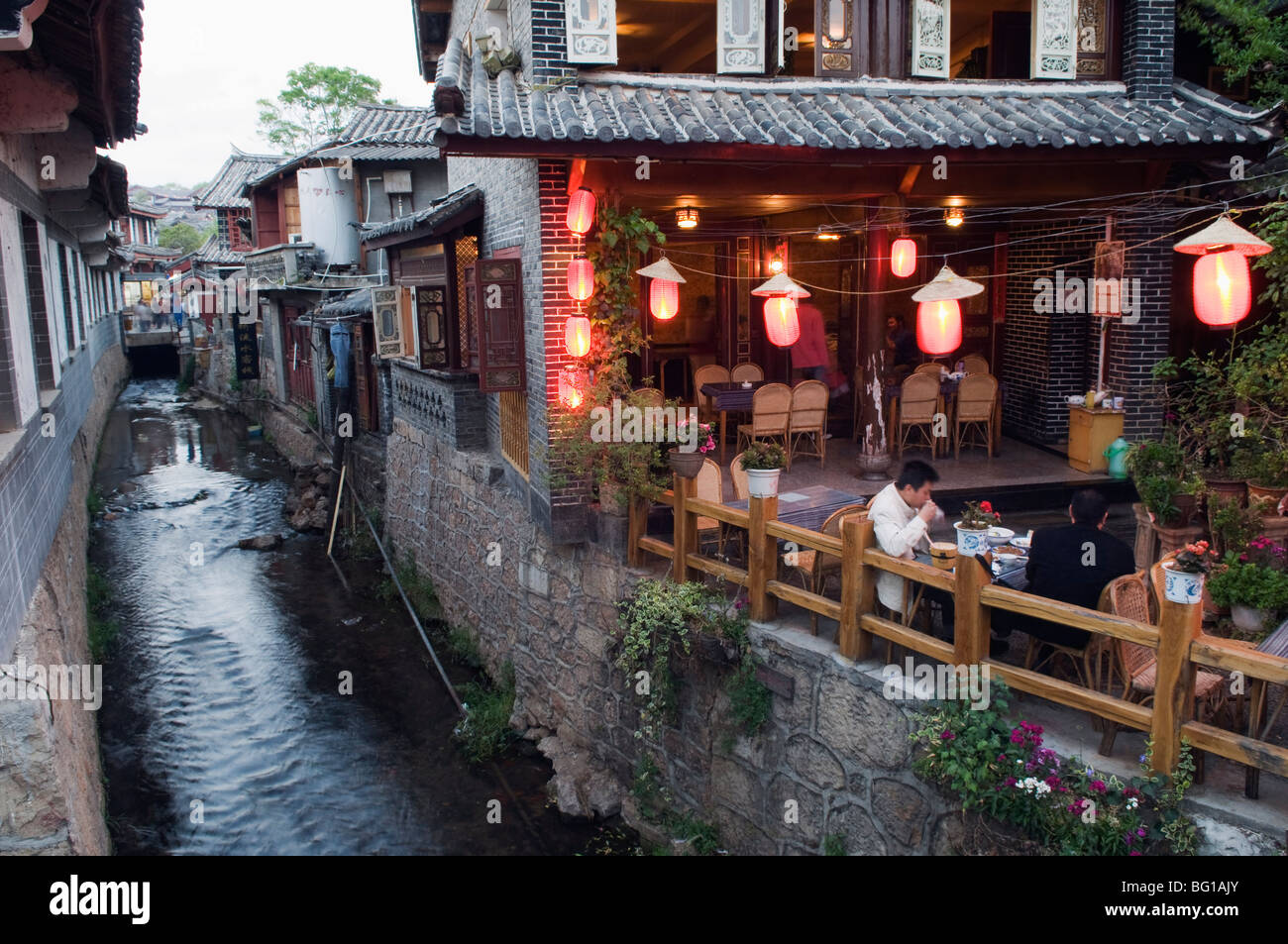 Architettura tradizionale del ristorante sul Fiume Lijiang nella Città Vecchia di Lijiang, UNESCO, nella provincia dello Yunnan in Cina e Asia Foto Stock