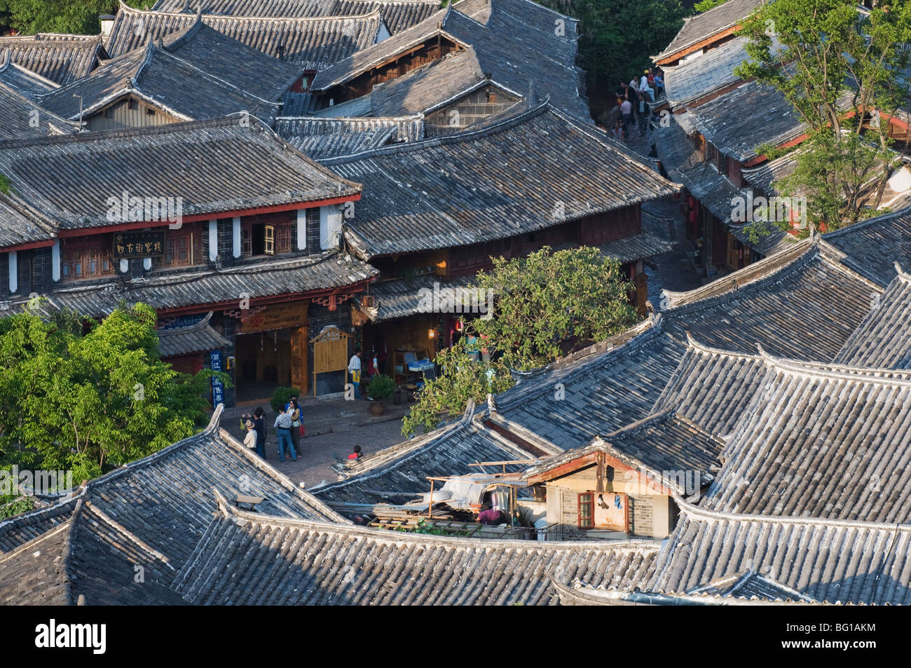 Tetti affollato a Lijiang Old Town, Sito Patrimonio Mondiale dell'UNESCO, della provincia dello Yunnan in Cina e Asia Foto Stock