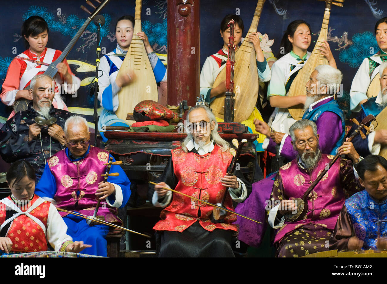 I musicisti in un tradizionale Naxi orchestra, Lijiang Old Town, Sito Patrimonio Mondiale dell'UNESCO, della provincia dello Yunnan in Cina e Asia Foto Stock